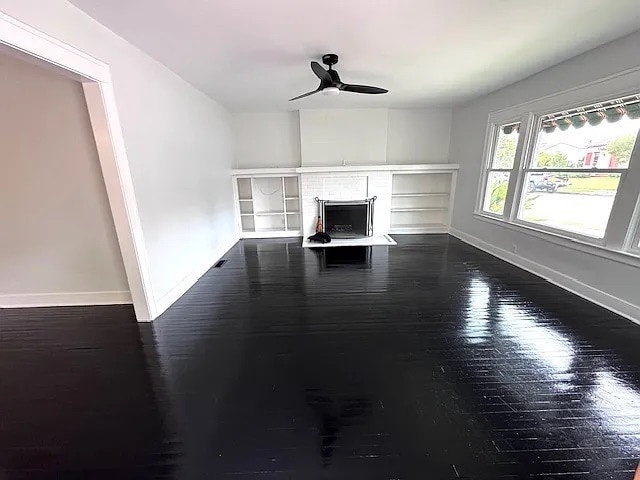 Sala de estar con chimenea de gas - 4224 Ingleside Avenue