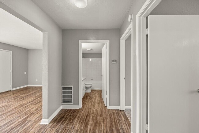 Foto del edificio - 2 bed/ 1 bath Apartment in Prime Tallahass...