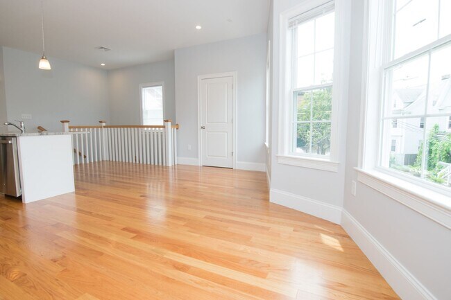 Building Photo - Renovated Massive 4 Bed Right in The Heart...