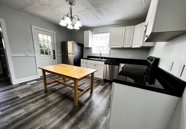 Foto del edificio - Walnut Cove Country Living with 2 Bedrooms, 1 Bath & Huge Bonus Space