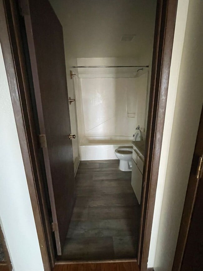Building Photo - 2081
