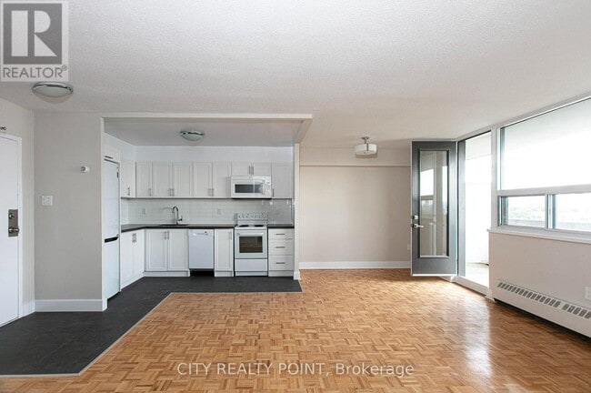 Building Photo - 1500-1500 Bathurst St