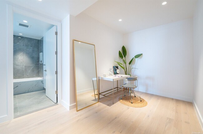 Foto del edificio - 136-18 Maple Ave