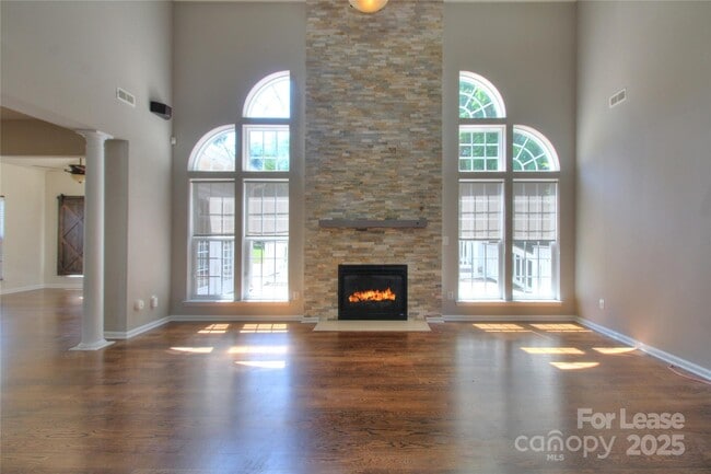 Foto del edificio - 4014 Rosewater Ln