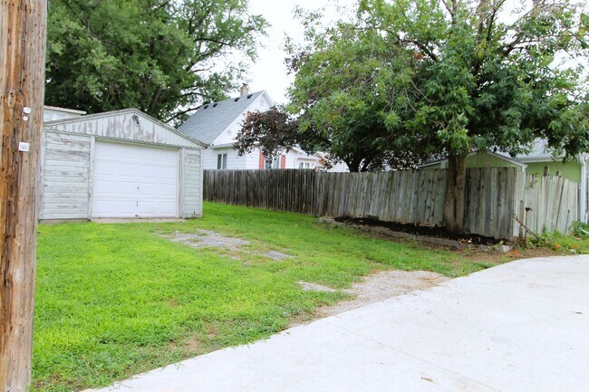Building Photo - Cute 1 Bedroom South Omaha Home with Garag...