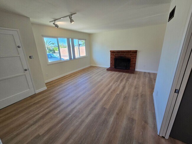 Foto del edificio - CLAIREMONT HOME 3-BEDROOM, 2-BATH, 2-CAR GARAGE