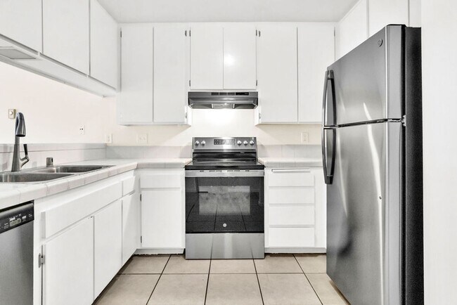 Foto del edificio - Great three bedroom townhome in UTC!  Avai...