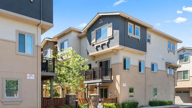 Foto del edificio - Spacious 5-Bedroom Home with Room to Live, Work & Relax