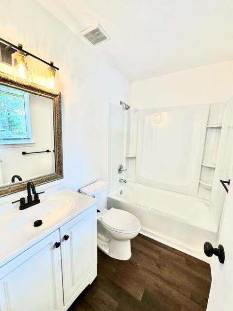 Building Photo - 415 E 2nd St