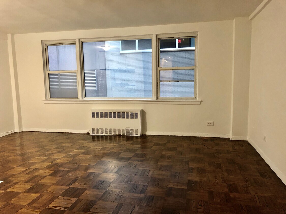 Building Photo - 160 E 55th St
