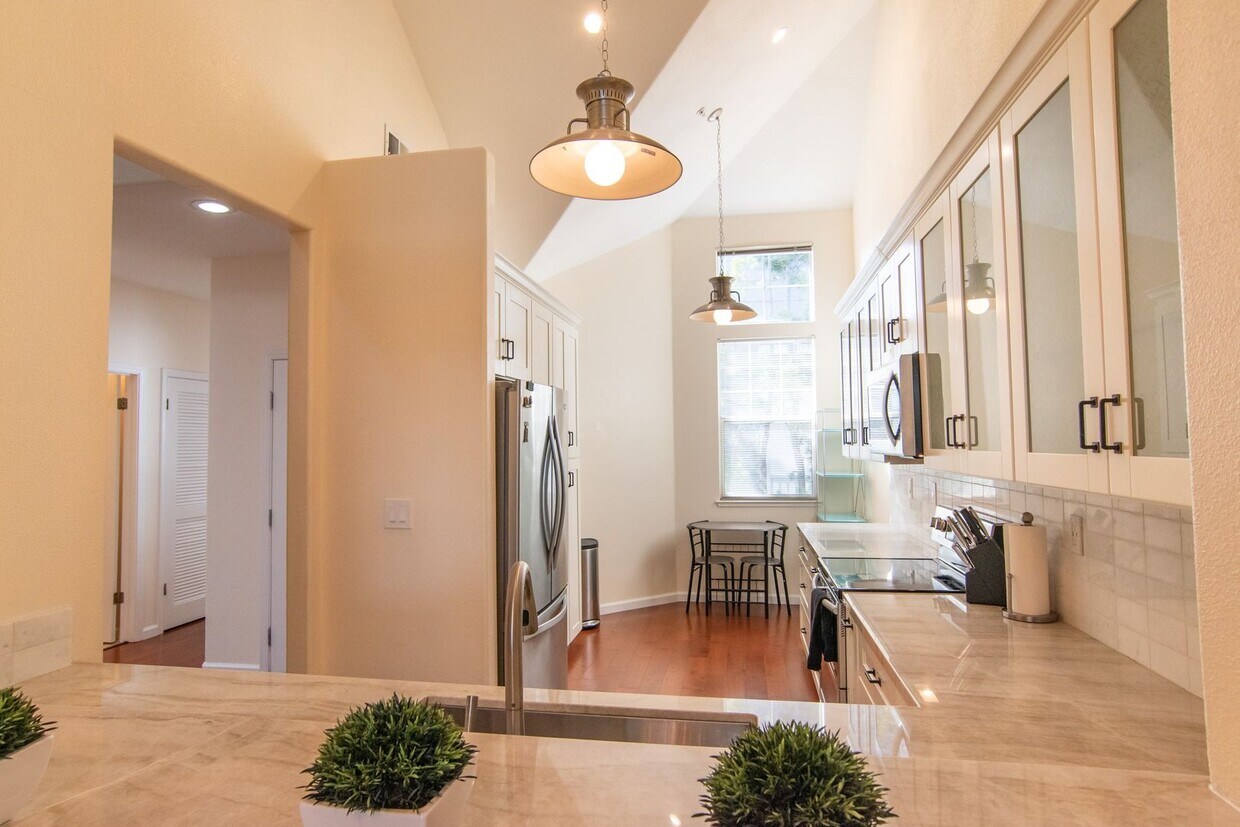 Primary Photo - Light & Bright Top Floor Condo Near Apple ...