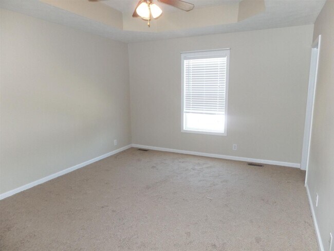 Building Photo - 3 Bedroom 2 Bath home in well established ...