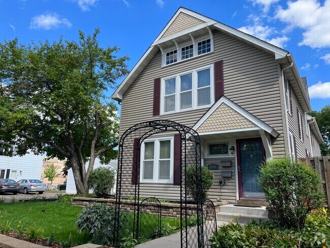 Building Photo - 314 3rd Ave SE