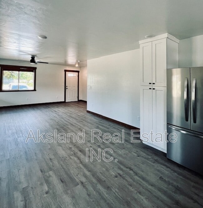 Building Photo - 910 Roosevelt Rd