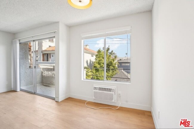 Building Photo - 1352 S Carmelina Ave