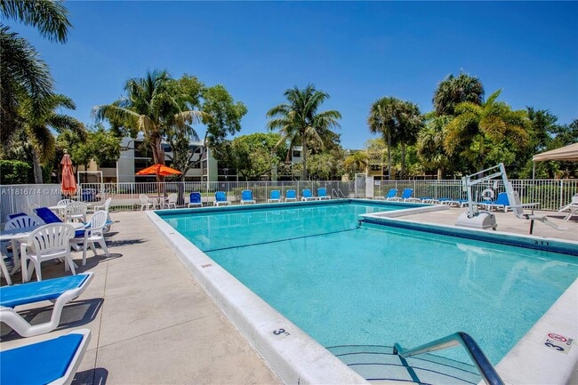 Foto del edificio - 491 Racquet Club Rd