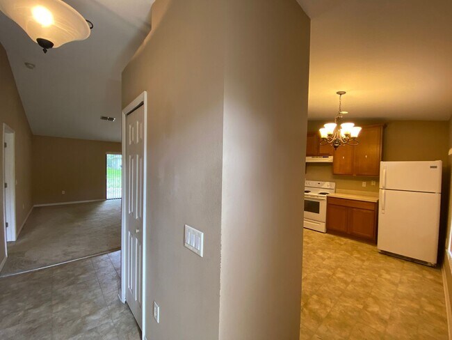 Building Photo - Desirable SW Ocala Neighborhood 3/2/2 **Wo...