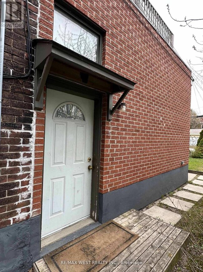Building Photo - 563 Ossington Ave