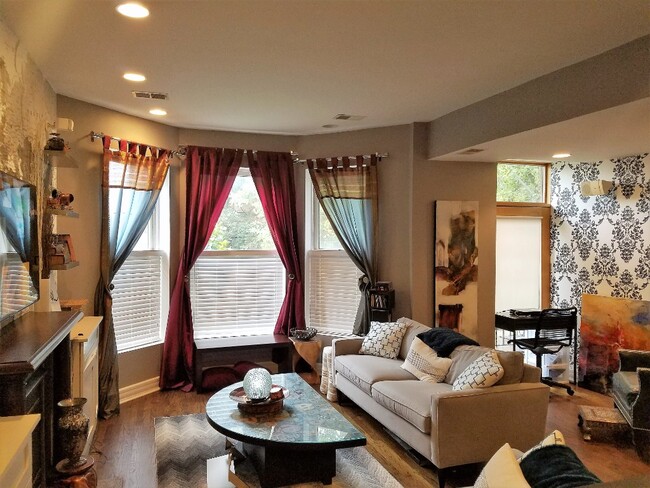 Building Photo - Spacious 2bed/2bath available April 15th!
