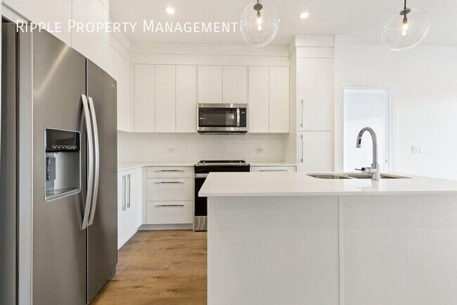 Building Photo - Modern 2 Beds, 2 Baths Apartment/Condo | N...