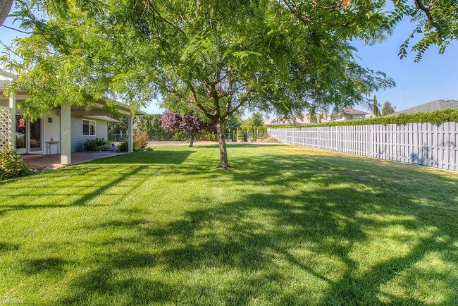 Building Photo - 3 br, 2.5 bath House - 711 Country Club Dr
