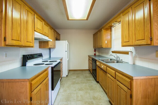 Foto del edificio - Very Well Kept 3BR/2BA home in Wedington Area! Great location, great yard! Ready for showings!