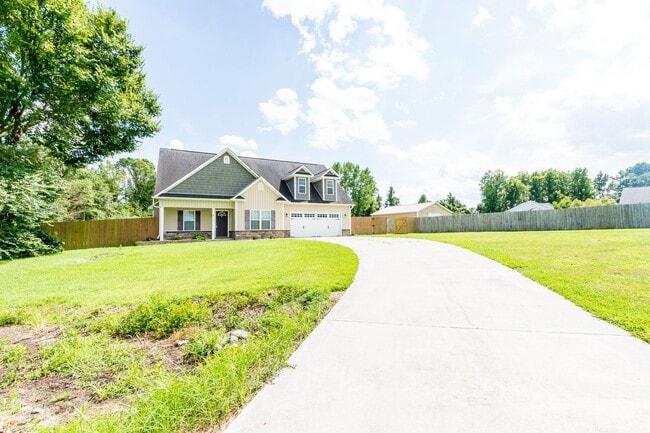 Building Photo - 3 Bedrooms and a bonus room in Richlands (Will include lawn service with increased rents)