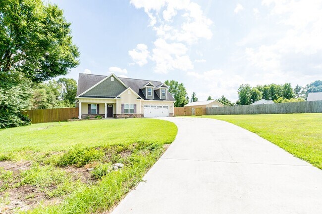 Foto del edificio - 3 Bedrooms and a bonus room in Richlands (Will include lawn service with increased rents)