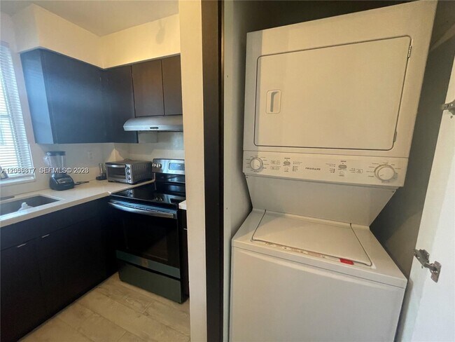 Foto del edificio - 6195 NW 186th St
