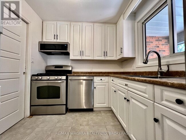 Building Photo - 7253 Thornhill Crescent