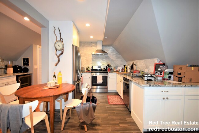 Apt 3 - 63 Mapleton St