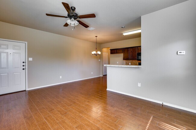 Foto del edificio - AVAILABLE NOW! BEAUTIFUL 3 BEDROOM TOWNHOU...