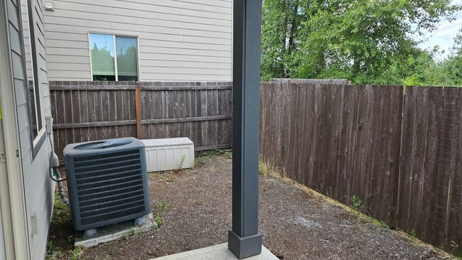 Building Photo - Beautiful 3 Bedroom Modern Home with Luxur...