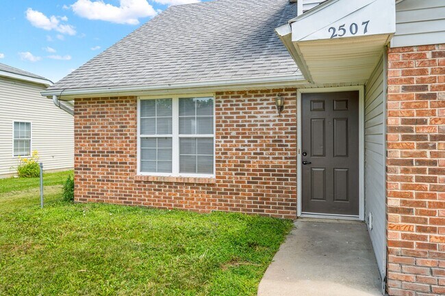 Building Photo - Spacious 4-Bedroom Duplex in Valley View G...