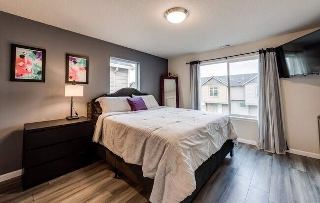 Building Photo - Beautiful 4 Bed Townhome!