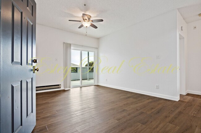 Building Photo - Glen Cove Condo with Amazing Water Views!