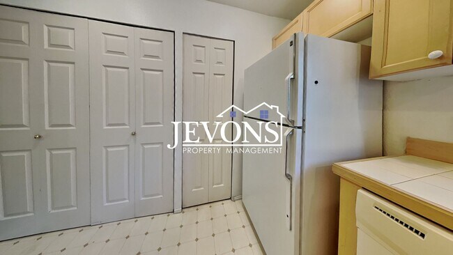 Foto del edificio - Condo with Swimming Pool and Private Enclosed 1-Car Garage in Klahanie Neighborhood