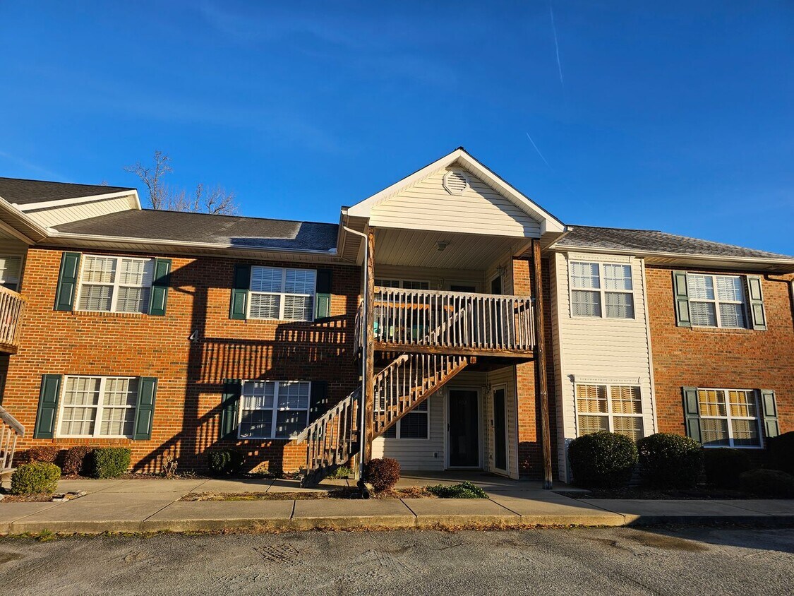 1112 Trinity St, Thomasville, NC 27360 Condo for Rent in Thomasville, NC