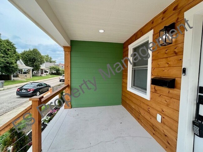 Building Photo - Gorgeous 3 bedroom 1.5 bath duplex near do...