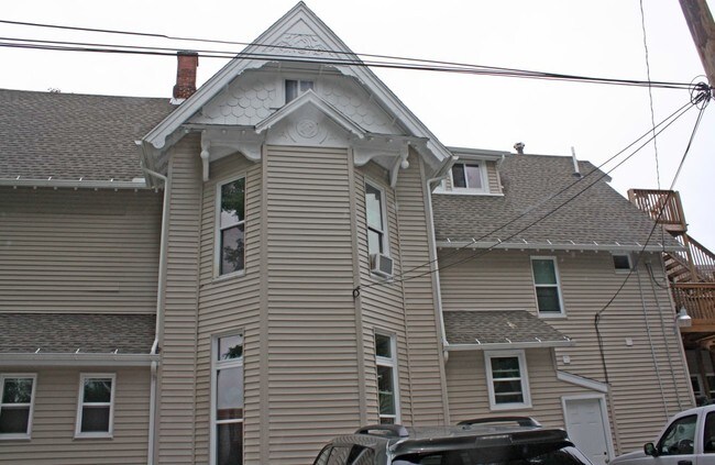 Building Photo - 653 W Liberty St