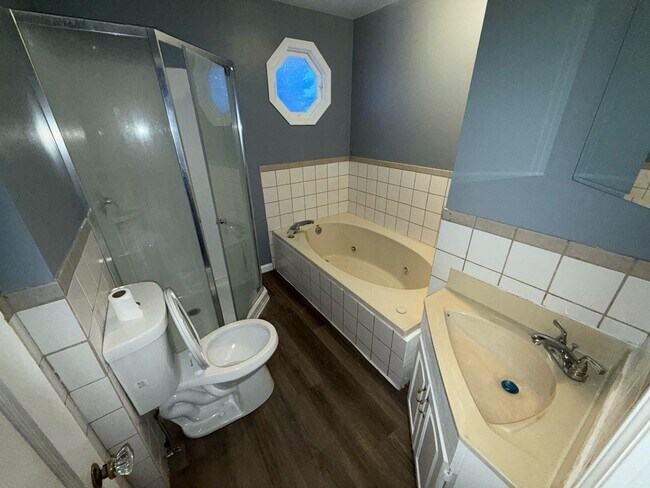 Foto del edificio - 2103 Willowrow Ave NE