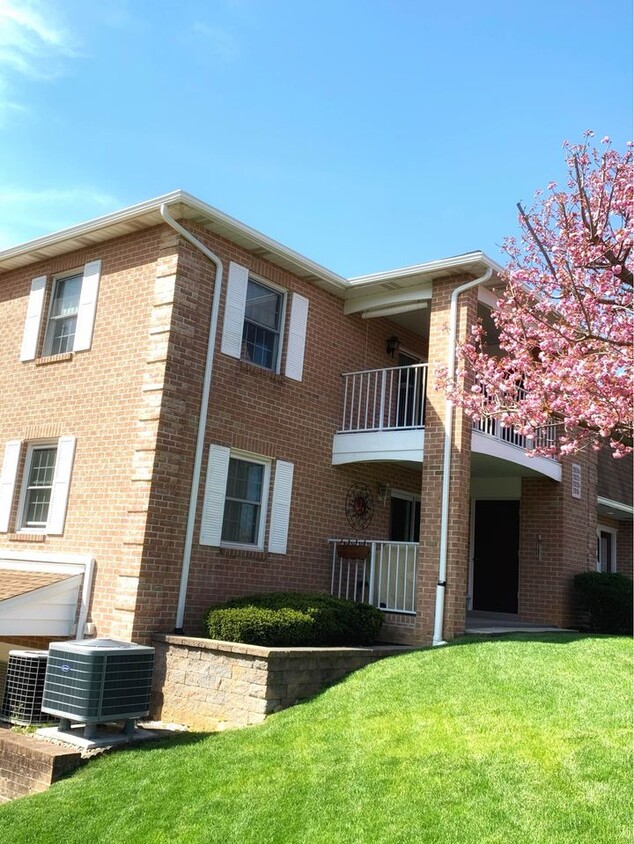 second floor condo - 2620 Rolling Green Dr