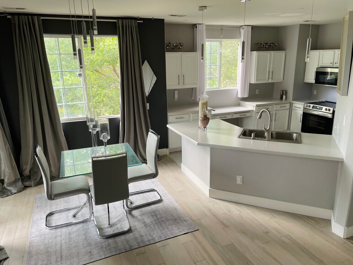 Foto principal - 8940 Fox Dr