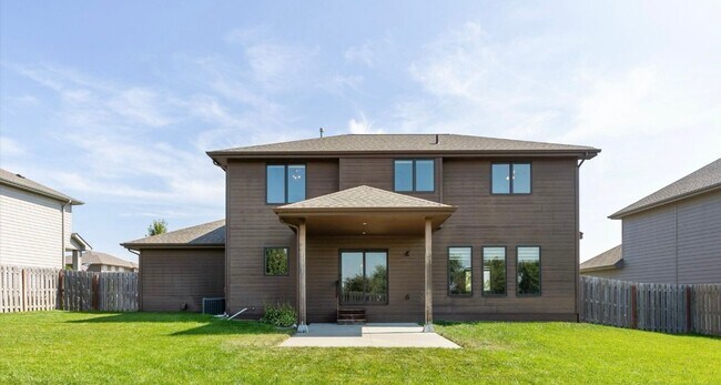 Building Photo - Beautiful 4 Bedroom, 3 Bathroom Home in El...