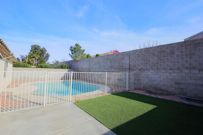 Foto del edificio - Gorgeous 3Bed/2Bath, 1-Story Home w/ Private Pool located in the Henderson -Move In Now — Enjoy R...