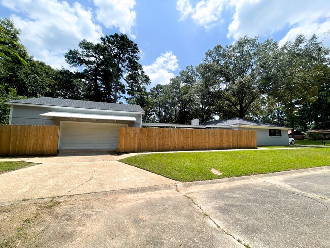Building Photo - 8903 Bernay Dr