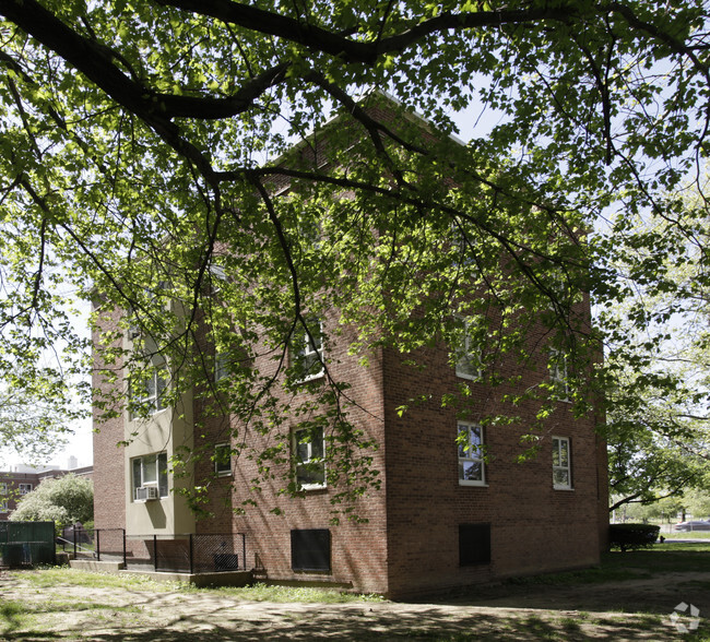 Foto del edificio - Fresh Meadows Apartments