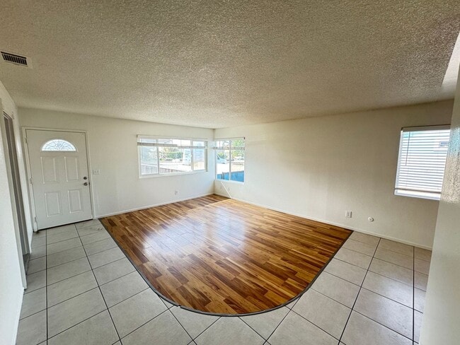 Foto del edificio - 647 Newport Ave