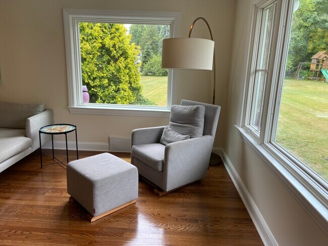 Salón con grandes ventanales que dan al jardín. - 18 Lincoln Ave