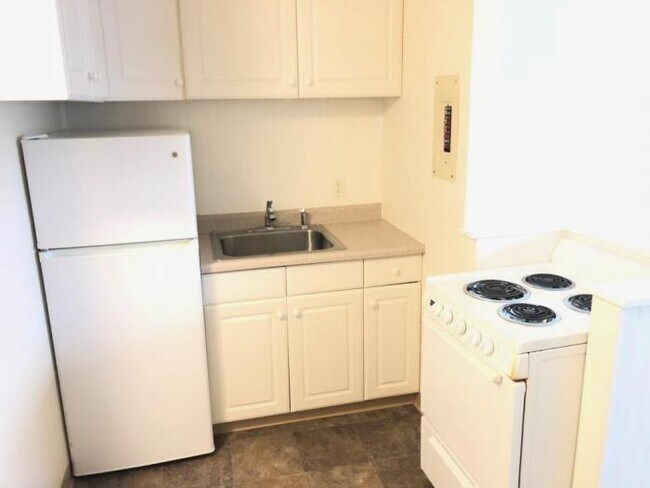 Building Photo - 0 bedroom in Seattle WA 98103